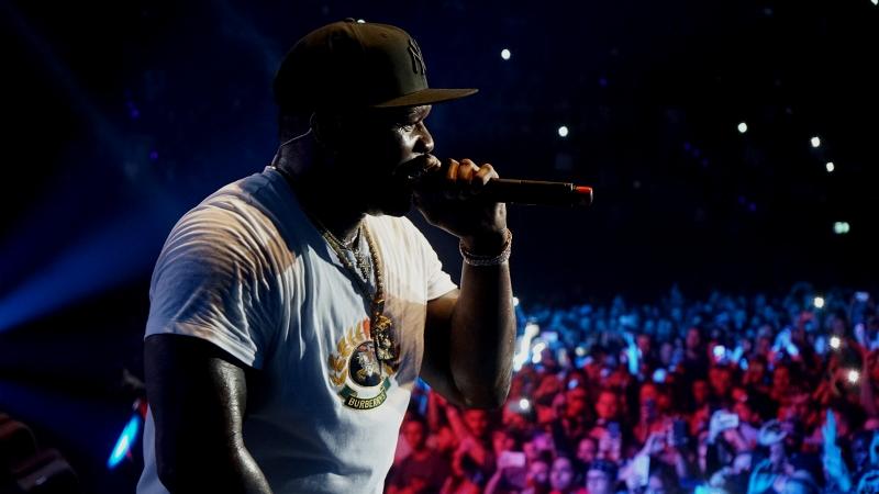 50 Cent rappt auf der Bühne in ein Mic