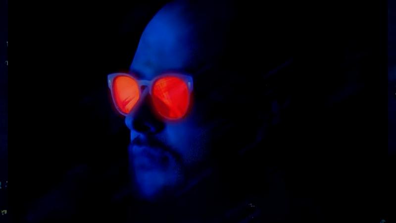 KEZ in blauem Licht mit rot leuchtenden Brillengläsern