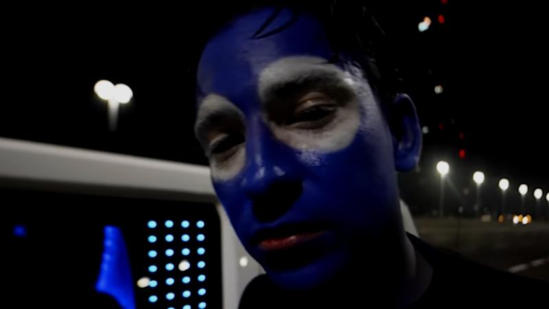 Yung Hurn guckt blau geschminkt in die Kamera