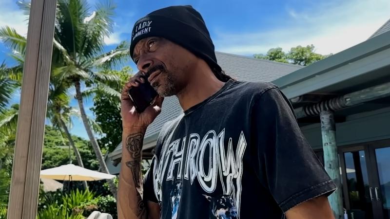 Snoop Dogg telefoniert