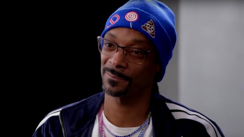 Snoop Dogg mit blauer Mütze auf