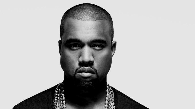 Porträt von Kanye West in schwarz-weiß