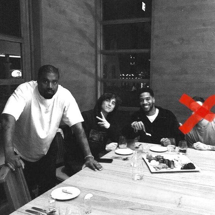 Ein Bild von Kanye West, Kid Cudi und Pete Davidson, über dem ein rotes Kreuz liegt