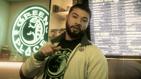 Omar im Coffeeshop