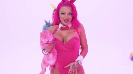 Katja Krasavice trägt ein rosa gefärbtes Kaninchen