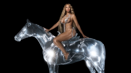 Beyoncé sitzend auf silbernem Pferd