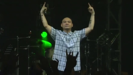 Phyo Zeya Thaw bei einem Konzert mit beiden Armen in der Luft