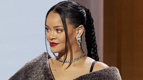 Rihanna bei der Pressekonferenz zum Super Bowl 58