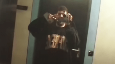 Vega filmt sich mit alter VHS-Kamera