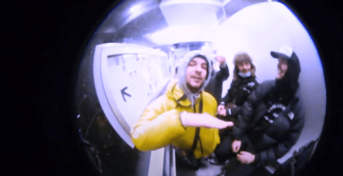 Acidfrank hängt mit seinen Homies in einer gelben Jacke und Fisheye-Optik