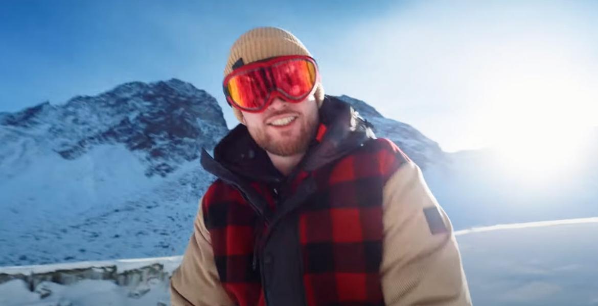 Bausa im Musikvideo zu "Der Berg ruft"