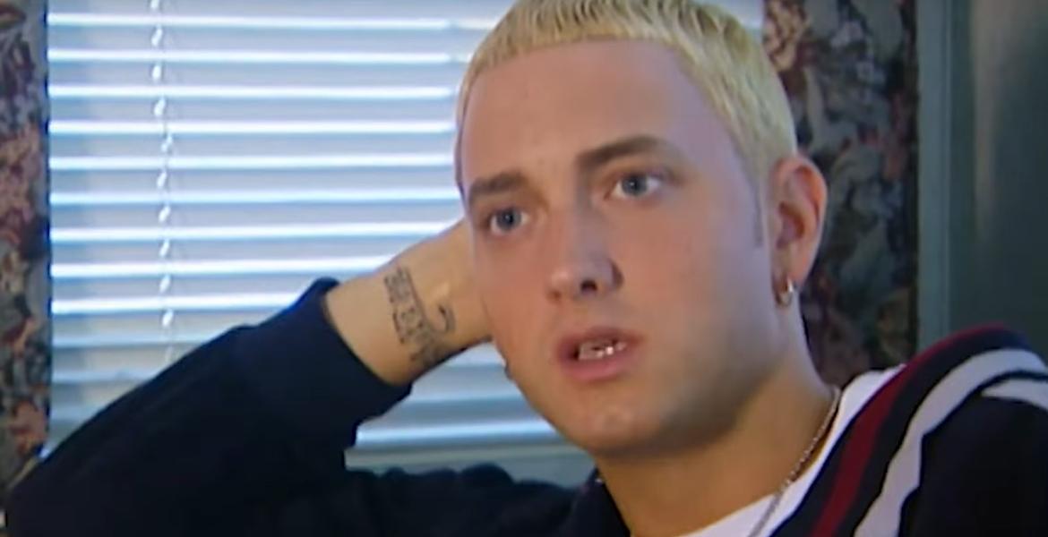 Ein junger Eminem guckt in die Kamera