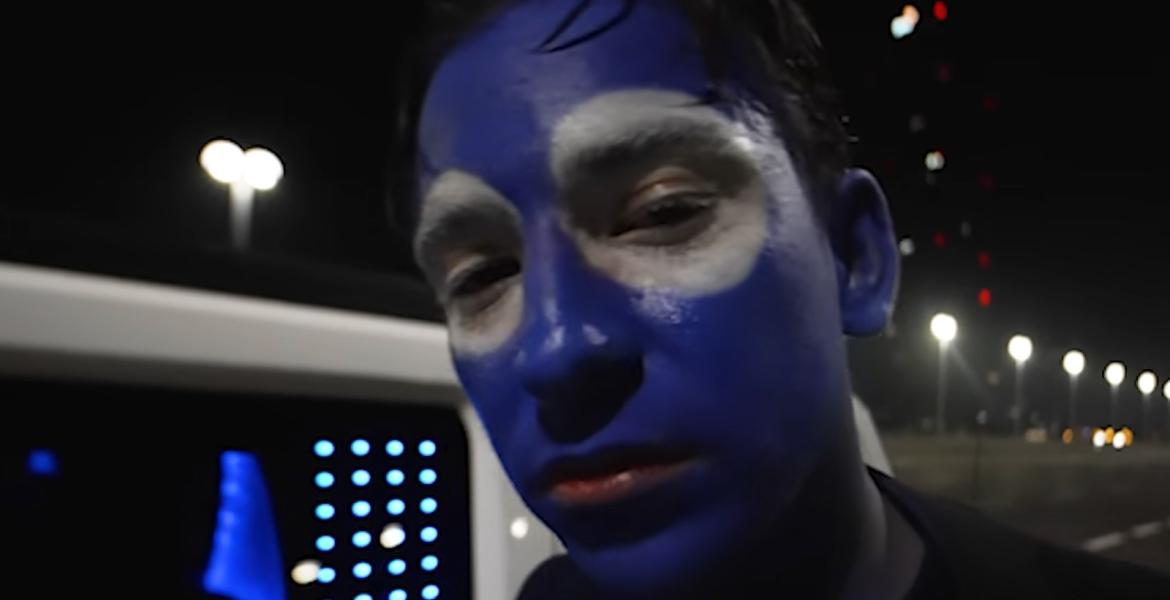 Yung Hurn guckt blau geschminkt in die Kamera