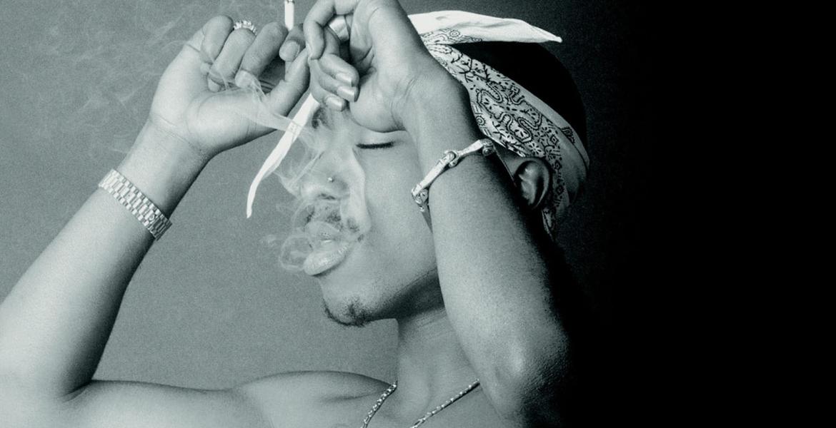 Tupac Shakur wie er eine Zigarette raucht