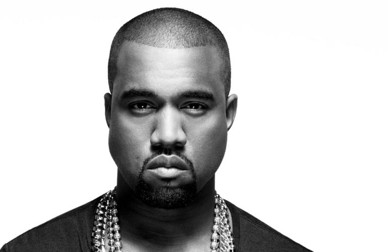Porträt von Kanye West in schwarz-weiß